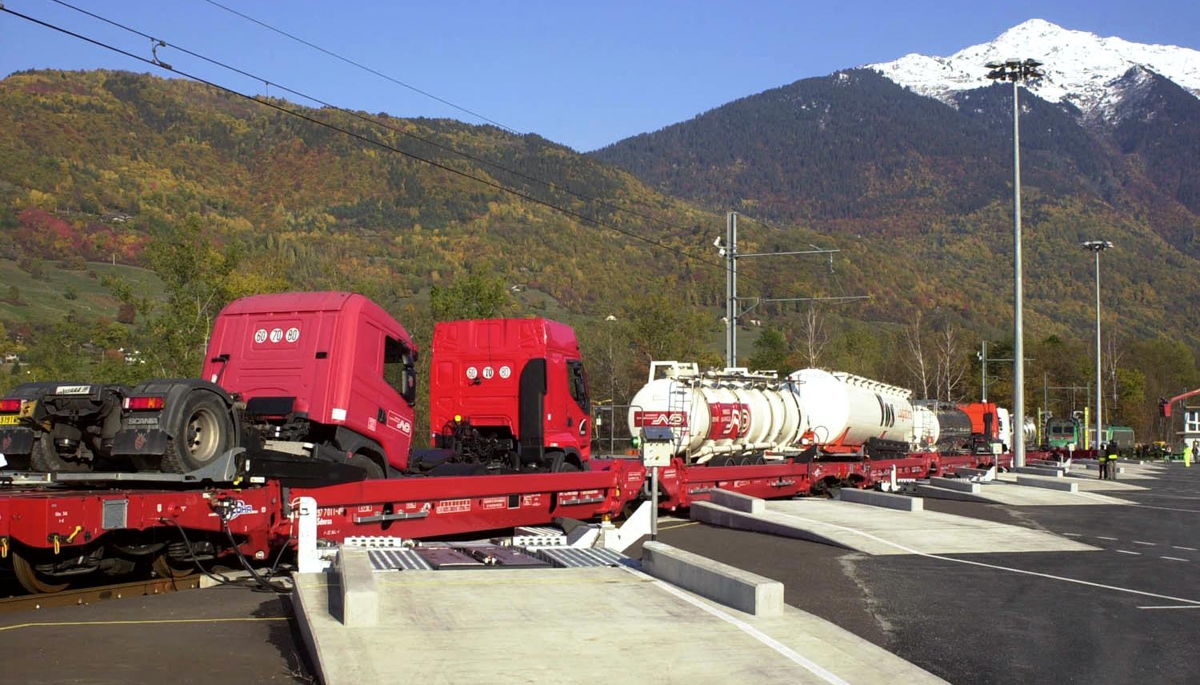 Chargement de poids-lourds sur la voie ferrée à Aidon (Savoie), en novembre 2023.