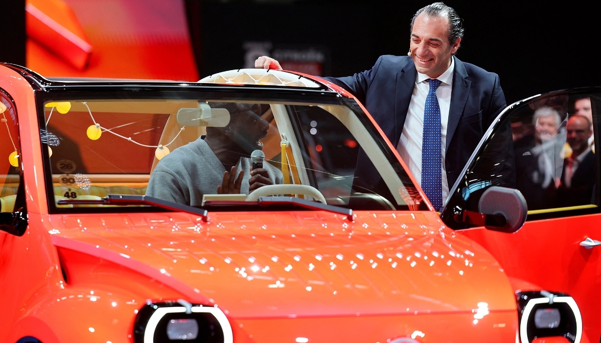 Le directeur général de Stellantis, Antonio Filosa (à droite), aux côtés de l'acteur Omar Sy (à gauche), lors de la présentation du concept-car Citroën 2CV à l'occasion du Salon de l'auto de Paris, porte de Versailles, le 12 octobre 2026.