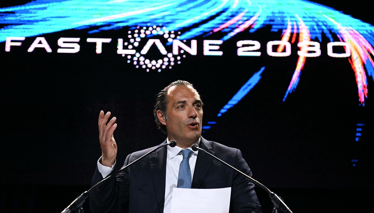 Antonio Filosa, patron de Stellantis, lors d'une visite ministérielle à l'usine automobile de Sausheim, près de Mulhouse, le 2 juin 2026.