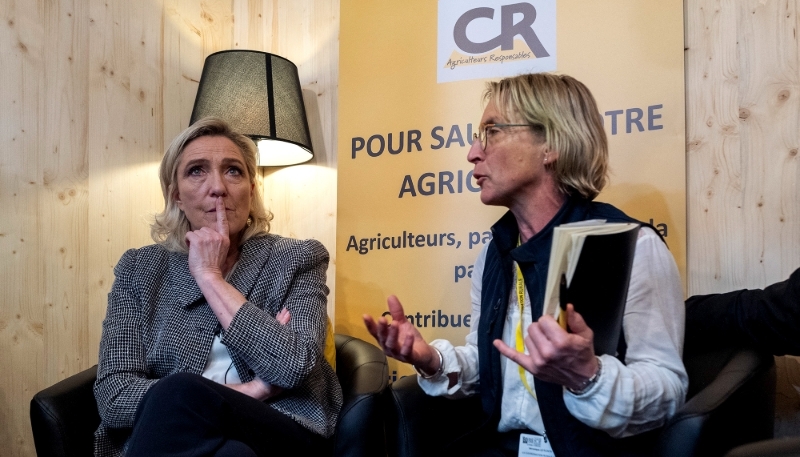 Marine Le Pen et Véronique Le Floc h, présidente de la Coordination rurale, au Salon de l'agriculture (SIA), en février 2024.