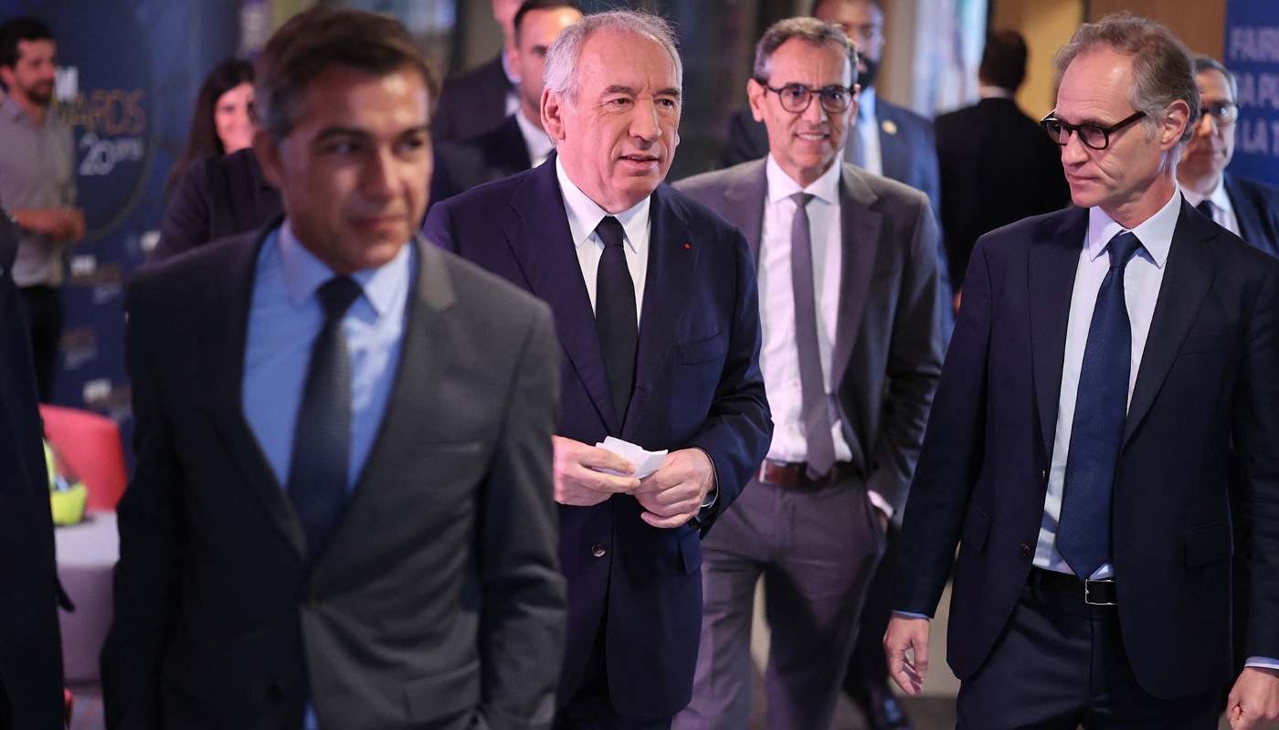 Le premier ministre, François Bayrou, en compagnie du directeur général de BFM TV, Fabien Namias (à dr.) et de Régis Ravanas, DG de RMC BFM (centre), le 27 mai 2025 dans les locaux de la chaîne.