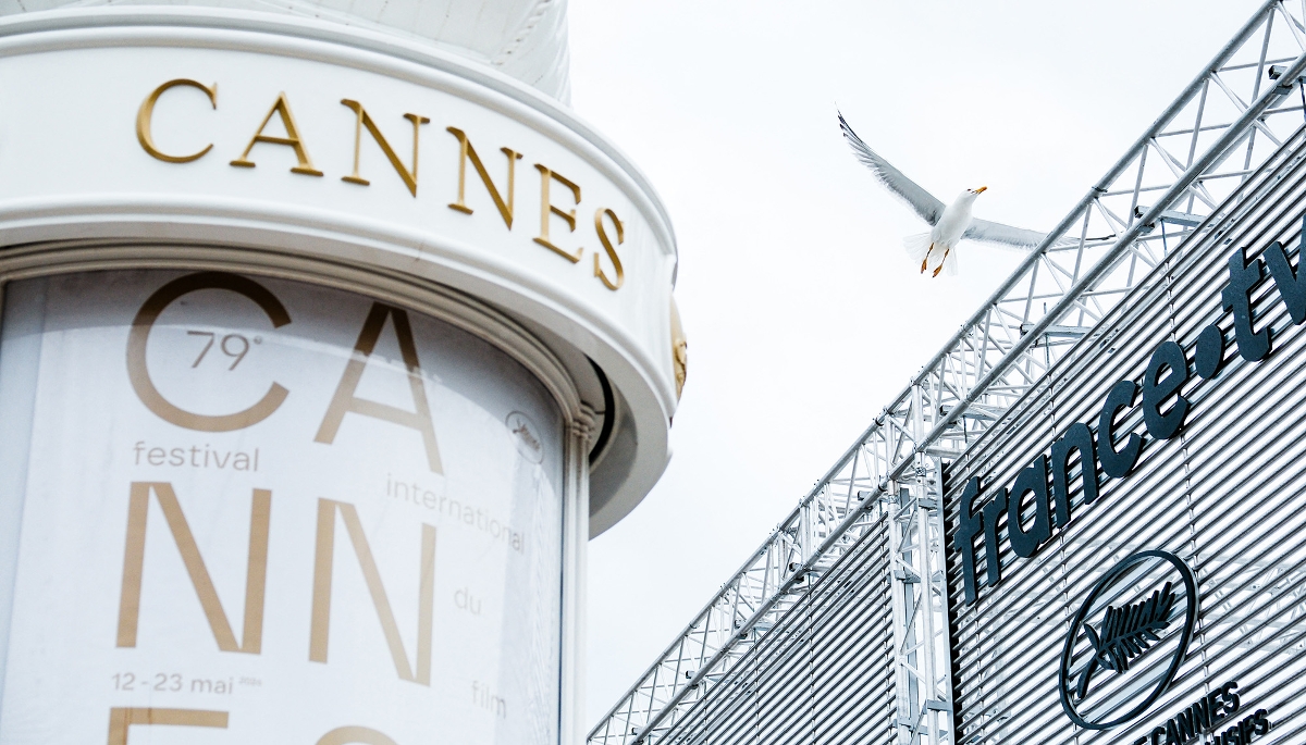 Vue du panneau annonçant le partenariat de France télévisions avec Festival de Cannes, 10 mai 2026, à Cannes.