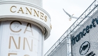 Vue du panneau annonçant le partenariat de France télévisions avec Festival de Cannes, 10 mai 2026, à Cannes.