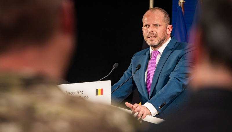 Le ministre belge de la défense, Theo Francken, en visite dans l'usine KNDS de Roanne, le 12 juin 2025. 
