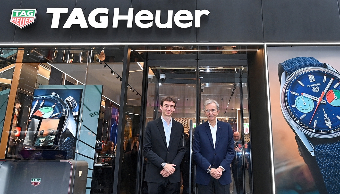 Frédéric et Bernard Arnault, devant une boutique Tag Heuer, le 12 juillet 2023, à New York.
