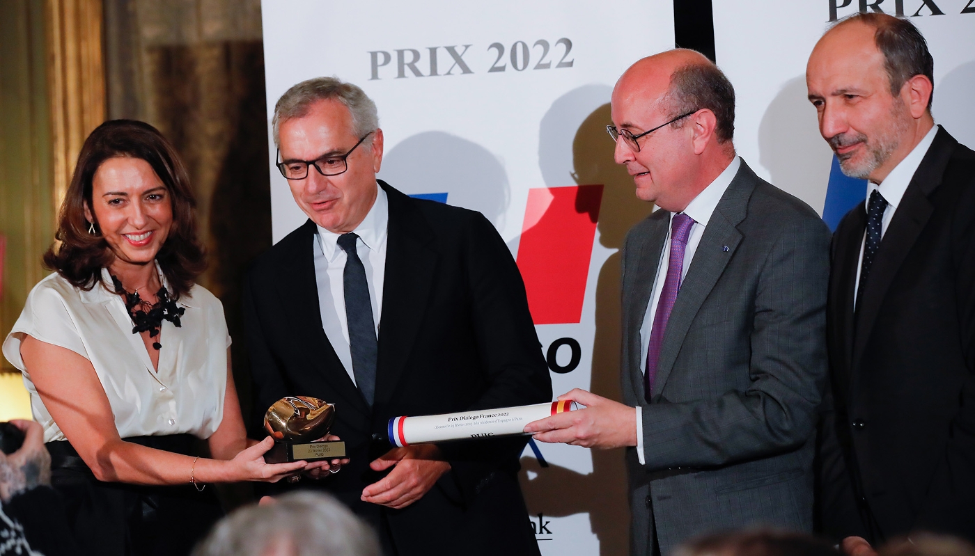 Angeles Garcia-Poveda, Benoît Pellistrandi, président du jury Diálogo, et Victorio Redondo Baldric, ambassadeur d'Espagne en France, remettent le prix Diálogo à Marc Puig, le 23 février 2023.