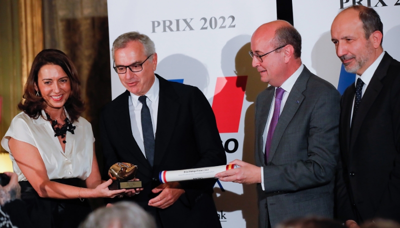 Angeles Garcia-Poveda, Benoît Pellistrandi, président du jury Diálogo, et Victorio Redondo Baldric, ambassadeur d'Espagne en France, remettent le prix Diálogo à Marc Puig, le 23 février 2023. 
