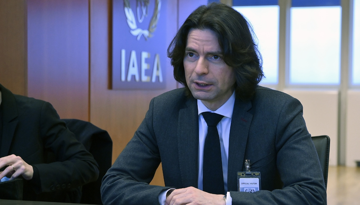 Le diplomate Guillaume Ollagnier, directeur des affaires stratégiques au Quai d'Orsay, lors de sa rencontre avec Rafael Mariano Grossi, directeur général de l'Agence internationale de l'énergie atomique (IAEA), à Vienne (Autriche), le 2 février 2024.
