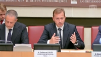 Fabien Menant, directeur des affaires publiques d'Airbus, et Guillaume Faury, président exécutif, lors de leur audition par la commission des affaires économiques, le 14 octobre 2027.