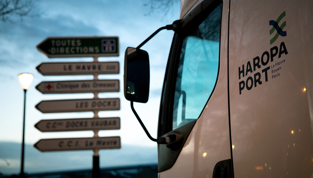 Vue d'un camion Haropa Port, au Havre, le 14 mars 2023.