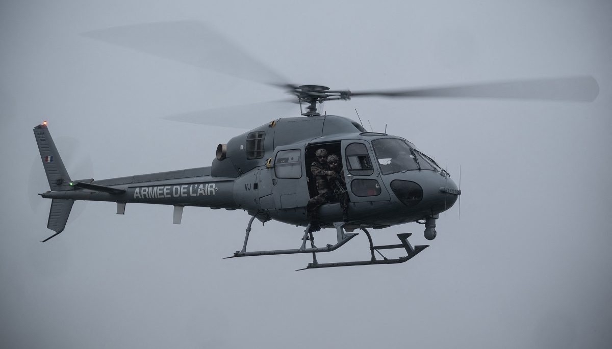 Un hélicoptère Fennec de l'armée de l'air durant un exercice en 2025.