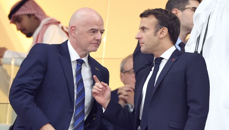 Emmanuel Macron et Gianni Infantino, en décembre 2022 au Qatar.