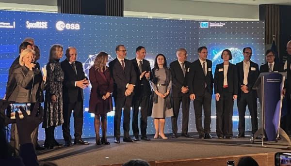 Le commissaire chargé de l'espace Andrius Kubilius (sixième à partir de la gauche), entouré des représentants de la core team (Airbus, Thales, Orange...), le 16 décembre 2024 à la Commission européenne, à Bruxelles.