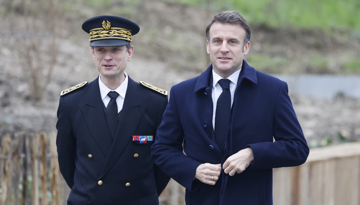 Le préfet Jacques Witkowski, en compagnie du président Emmanuel Macron, le 29 février 2024 à Saint-Denis.