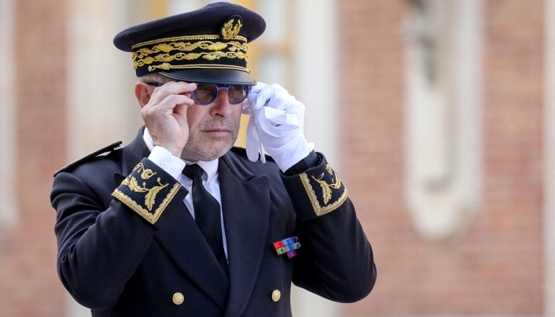 Le préfet des Yvelines, Jean-Jacques Brot, attendant Emmanuel Macron au château de Versailles, en septembre 2018.