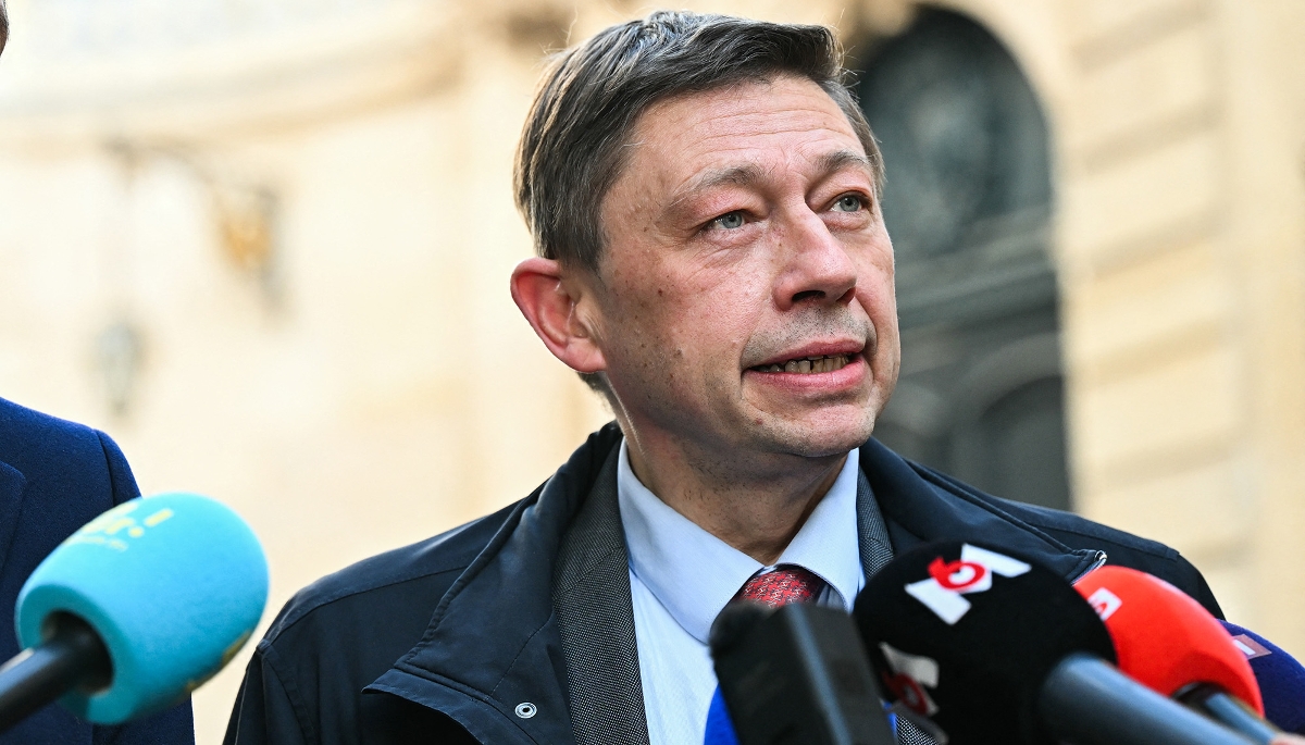 Le député et ancien ministre délégué aux armées Jean-Louis Thiériot, devant Matignon, 11 mars 2026.