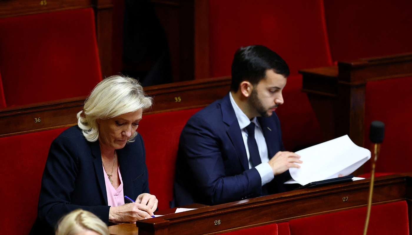 Marine Le Pen, présidente du groupe parlementaire Rassemblement National et Jean-Philippe Tanguy, dans l'Hémicycle, lors de la première discussion du PLF 2026, le 24 octobre 2025.