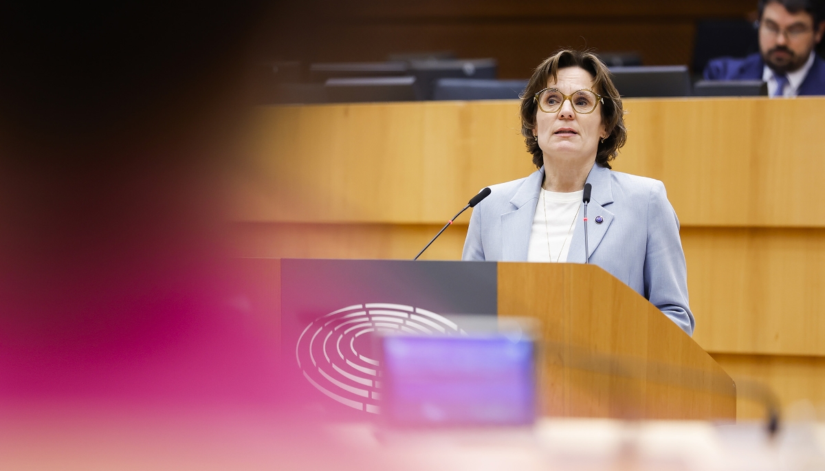 La commissaire à l'environnement Jessika Roswall, le 25 mars 2026, devant le Parlement à Bruxelles.