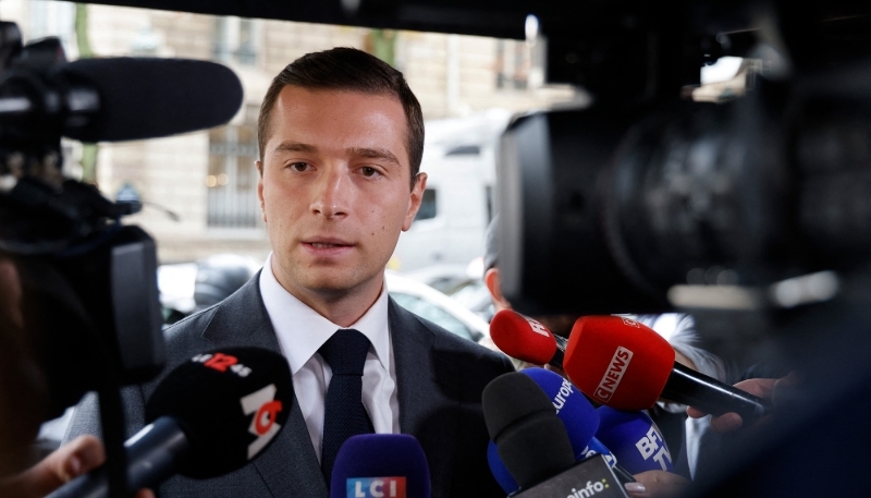 Jordan Bardella s'adressant à la presse au palais de l'Élysée à Paris, le 12 octobre 2023.