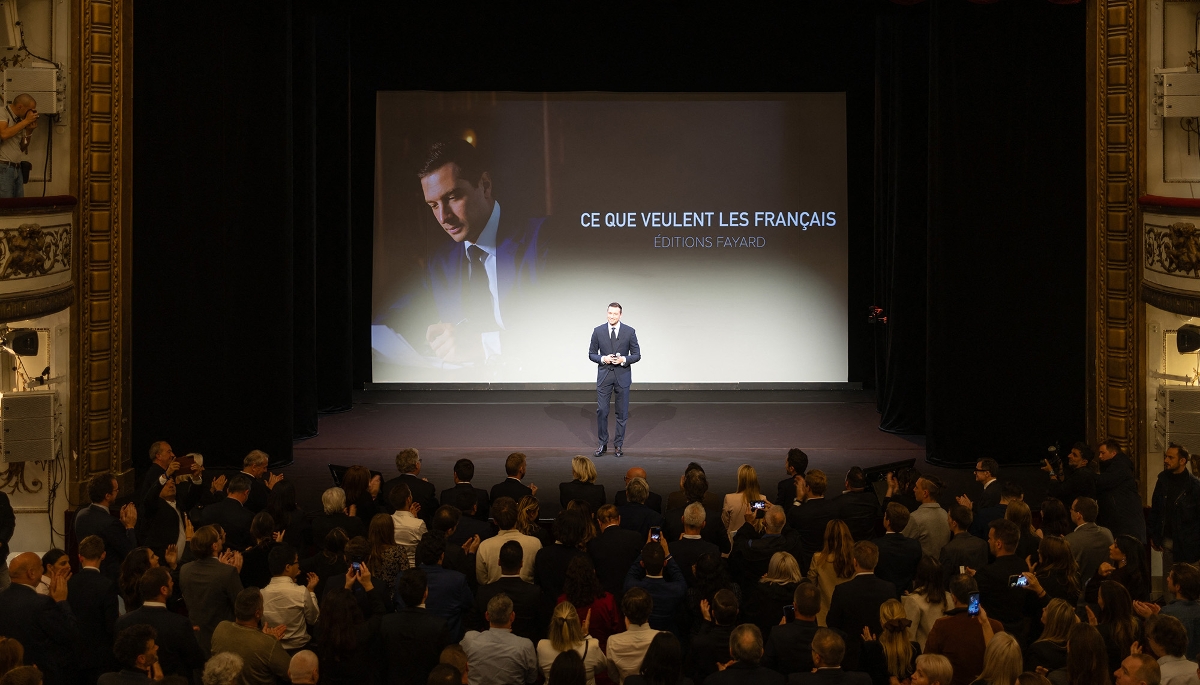 Le président du RN, Jordan Bardella, le 28 octobre 2025 au théâtre Marigny, à Paris.