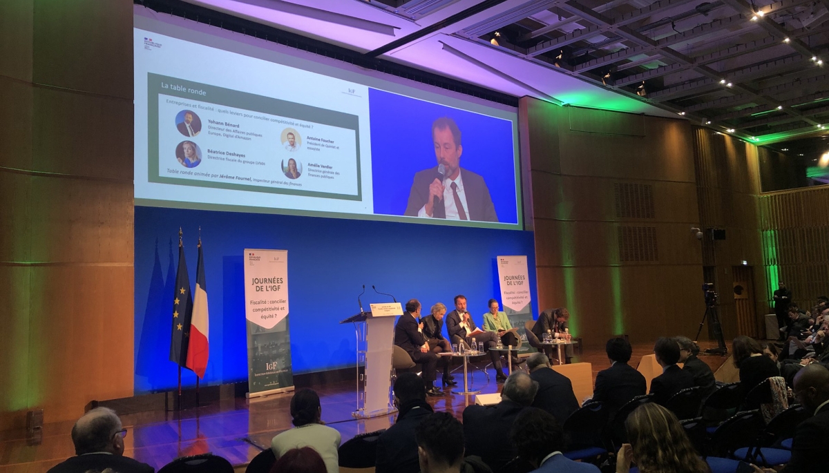 Yohann Bénard, directeur des affaires publiques d'Amazon, entouré de Béatrice Deshayes,  responsable mondiale de la fiscalité chez LVMH, et d'Amélie Verdier, directrice générale de la Direction générale des finances publiques, lors des 'Journées IGF', à Bercy, le 18 février 2026.