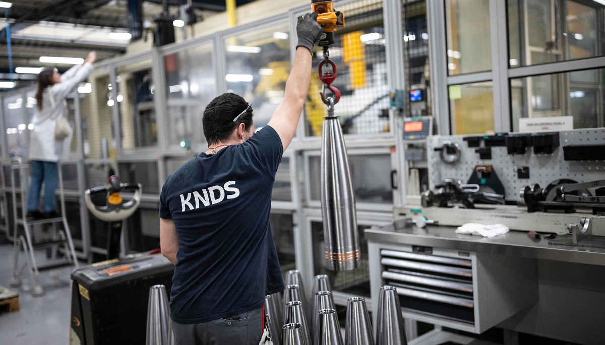 Des obus de 155 mm, dans l'usine KNDS de La Chapelle-Saint-Ursin, dans le centre de la France, le 21 mars 2025.