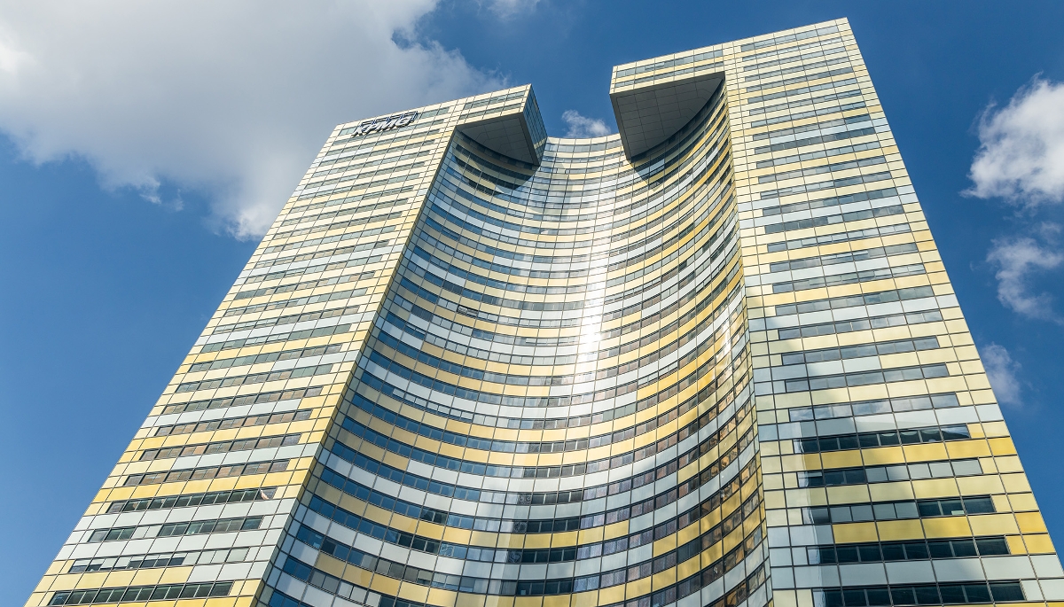 Vue de la tour KPMG dans le quartier de La Défense.