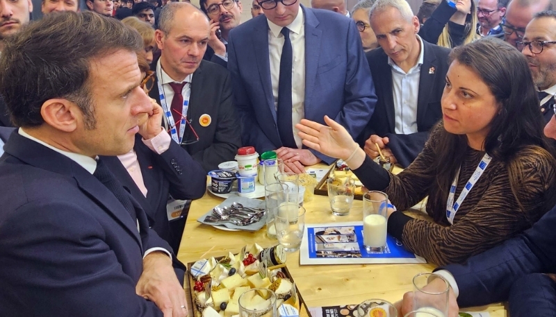 Layla Rahhou face au président Emmanuel Macron, lors du Salon de l'agriculture, le 22 février 2025.