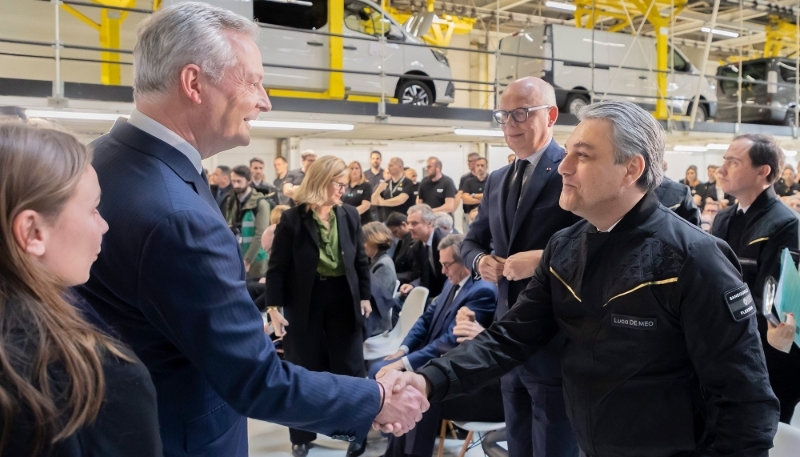 Bruno Le Maire et Luca de Meo, directeur général de Renault, dans l'usine Renault de Sandouville, le 29 mars 2024.