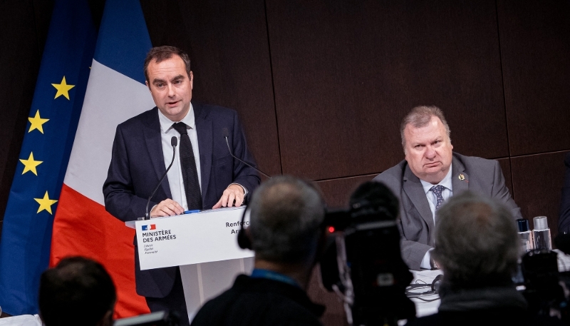 Sébastien Lecornu et Emmanuel Chiva, lors d'une conférence au ministère des armées, le 26 mars 2024.