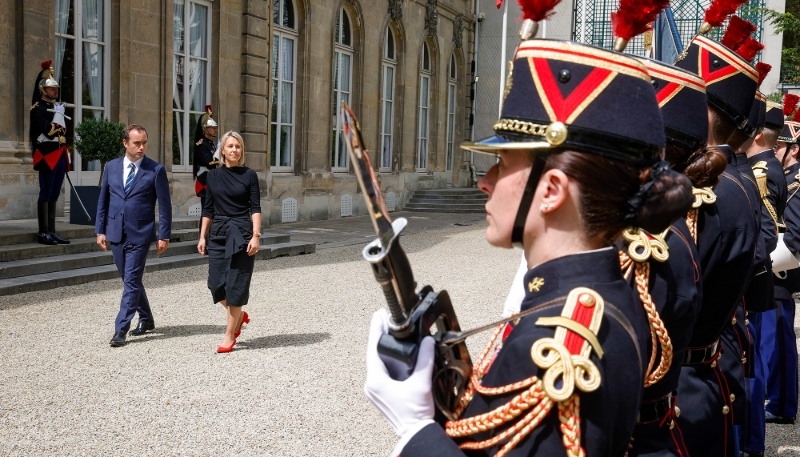 Sébastien Lecornu et Ludivine Dedonder, avant leur rencontre à Paris, le 21 mai 2024.