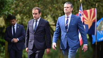 Sébastien Lecornu et le secrétaire américain à la défense, Pete Hegseth, au cimetière américain de Colleville-sur-Mer, dans le nord-ouest de la France, le 6 juin 2025.