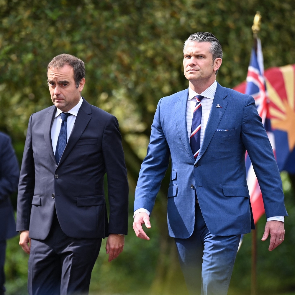 Sébastien Lecornu et le secrétaire américain à la défense, Pete Hegseth, au cimetière américain de Colleville-sur-Mer, dans le nord-ouest de la France, le 6 juin 2025.