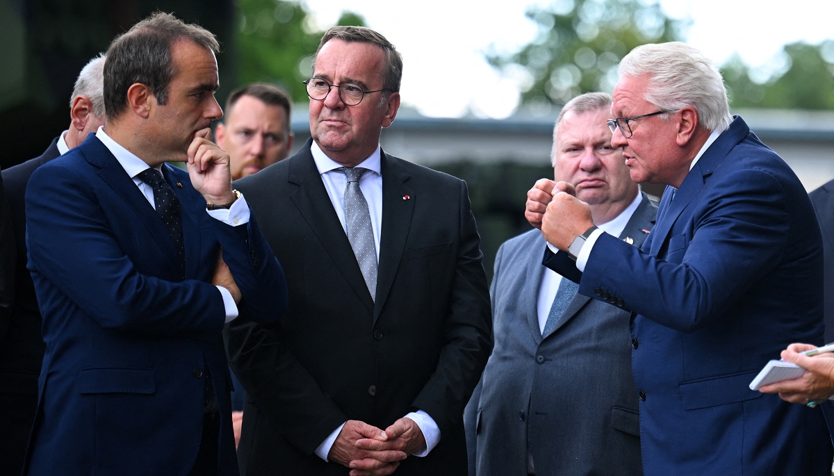 Sébastien Lecornu, son homologue allemand Boris Pistorius et Armin Papperger, PDG de Rheinmetall, lors d'une visite d'usine de munitions à Unterlüß, en Allemagne, le 24 juillet 2025.