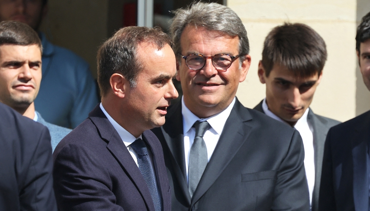 Sébastien Lecornu (à gauche) et Thierry Solère (au centre), après la cérémonie de passation de pouvoir à l'Hôtel Matignon, le 10 septembre 2025. 