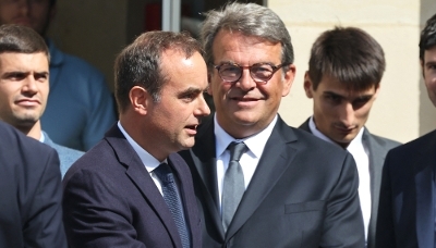 Sébastien Lecornu (à gauche) et Thierry Solère (au centre), après la cérémonie de passation de pouvoir à l'hôtel Matignon, le 10 septembre 2025. 