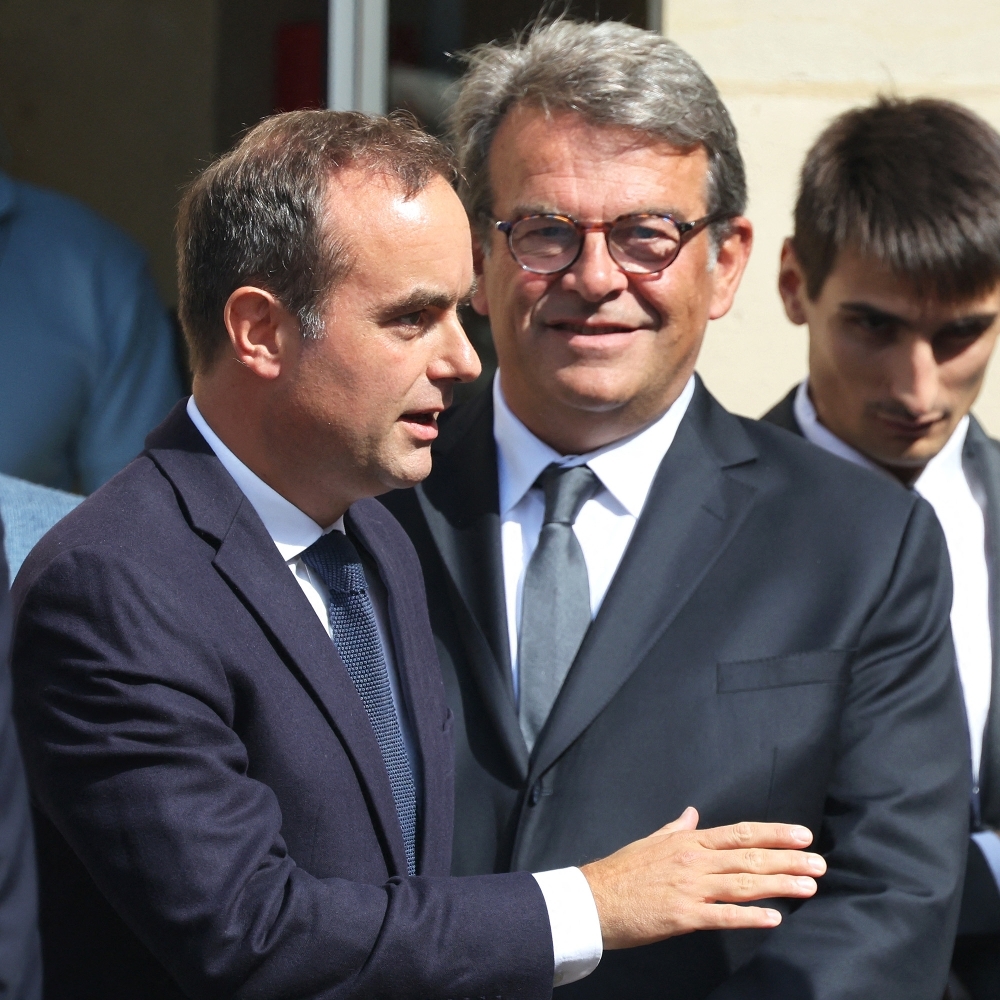 Sébastien Lecornu (à gauche) et Thierry Solère (au centre), après la cérémonie de passation de pouvoir à l'hôtel Matignon, le 10 septembre 2025.