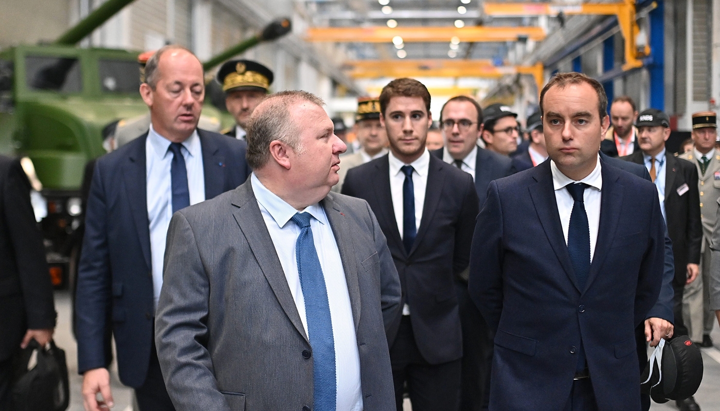 Sébastien Lecornu (à droite), au côté d'Emmanuel Chiva, en visite chez KDNS en octobre 2023.