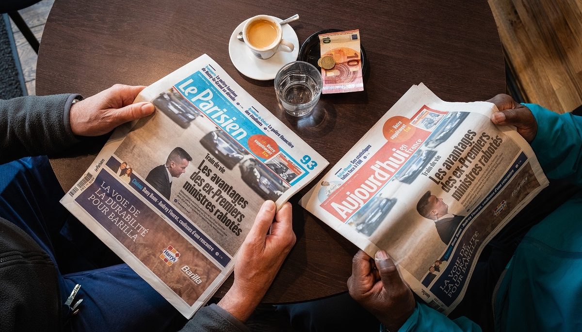 Les Unes des journaux Le Parisien et Aujourd’hui en France, dans un café de Vincennes, le 16 septembre 2025.
