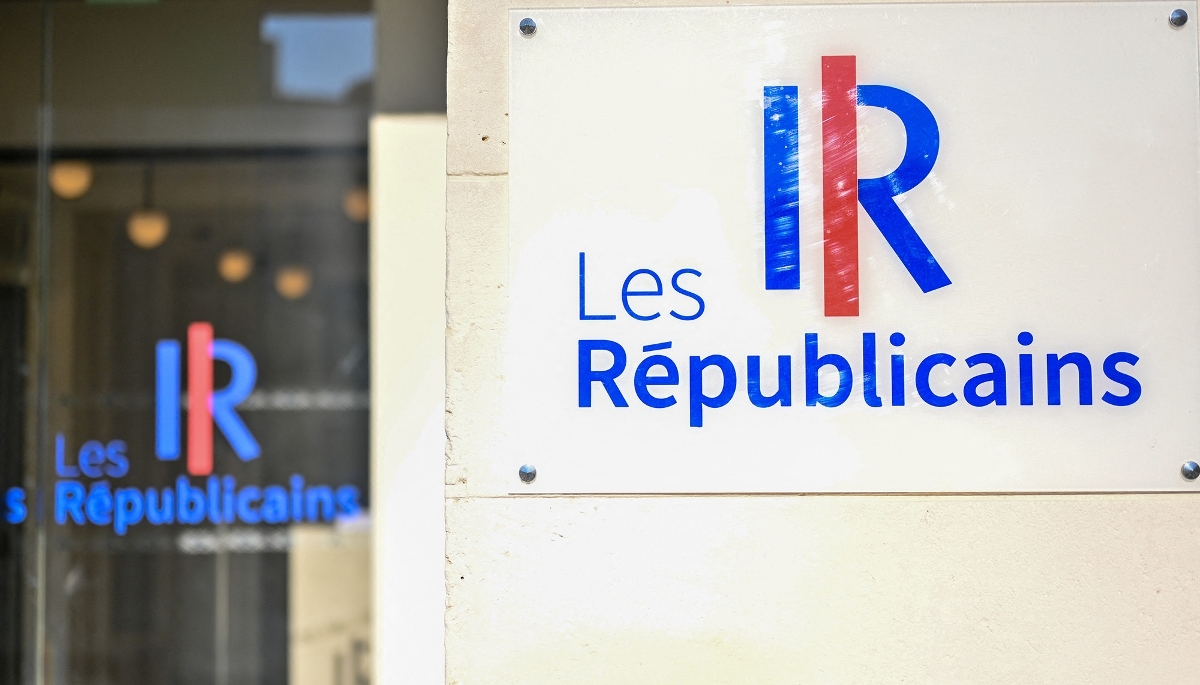 Devant le siège du parti Les Républicains, place du Palais Bourbon.