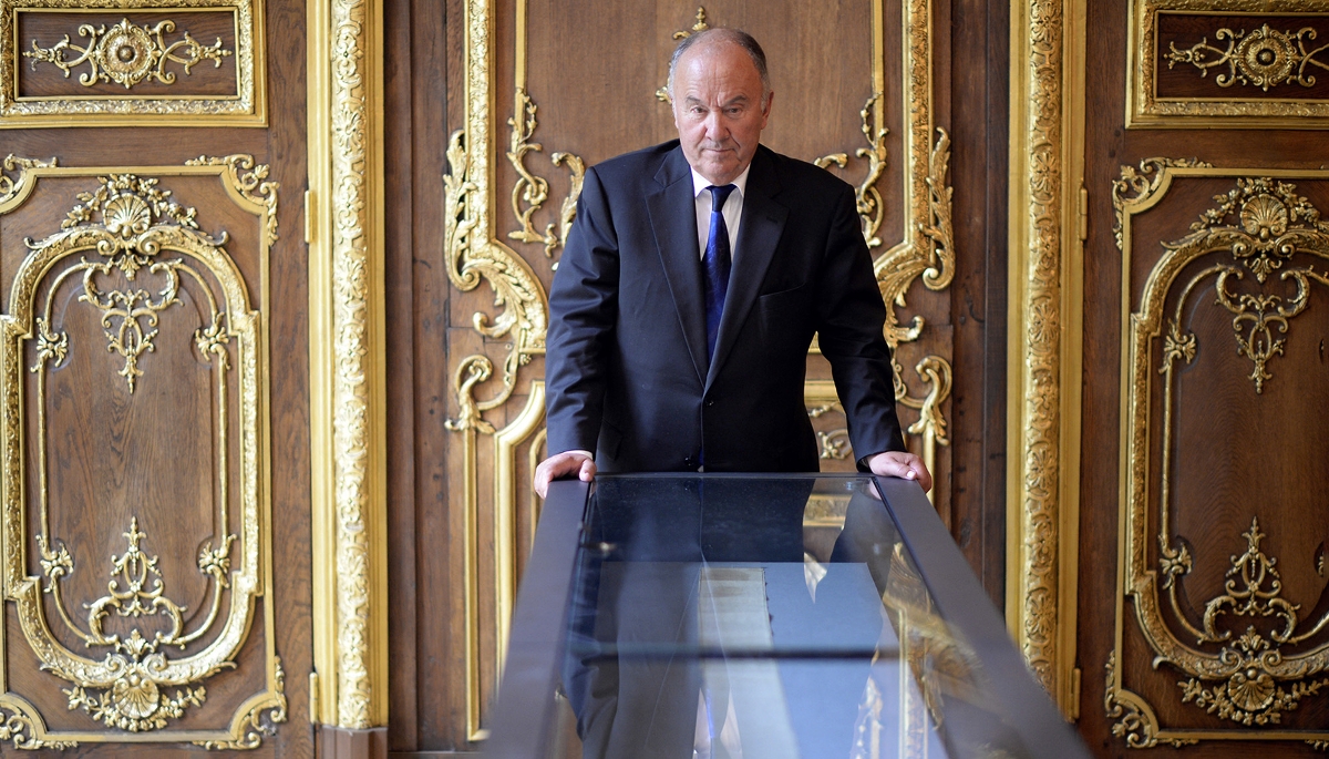 Gérard Lhéritier, fondateur de la société Aristophil, devant un manuscrit, le 2 avril 2014.