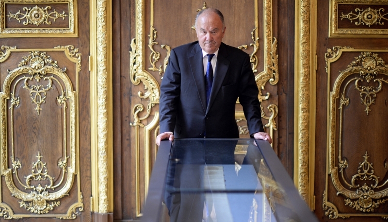 Gérard Lhéritier, fondateur de la société Aristophil, devant un manuscrit, le 2 avril 2014.