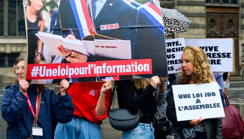 Manifestation de journalistes devant le ministère de la culture, le 28 juillet 2023.