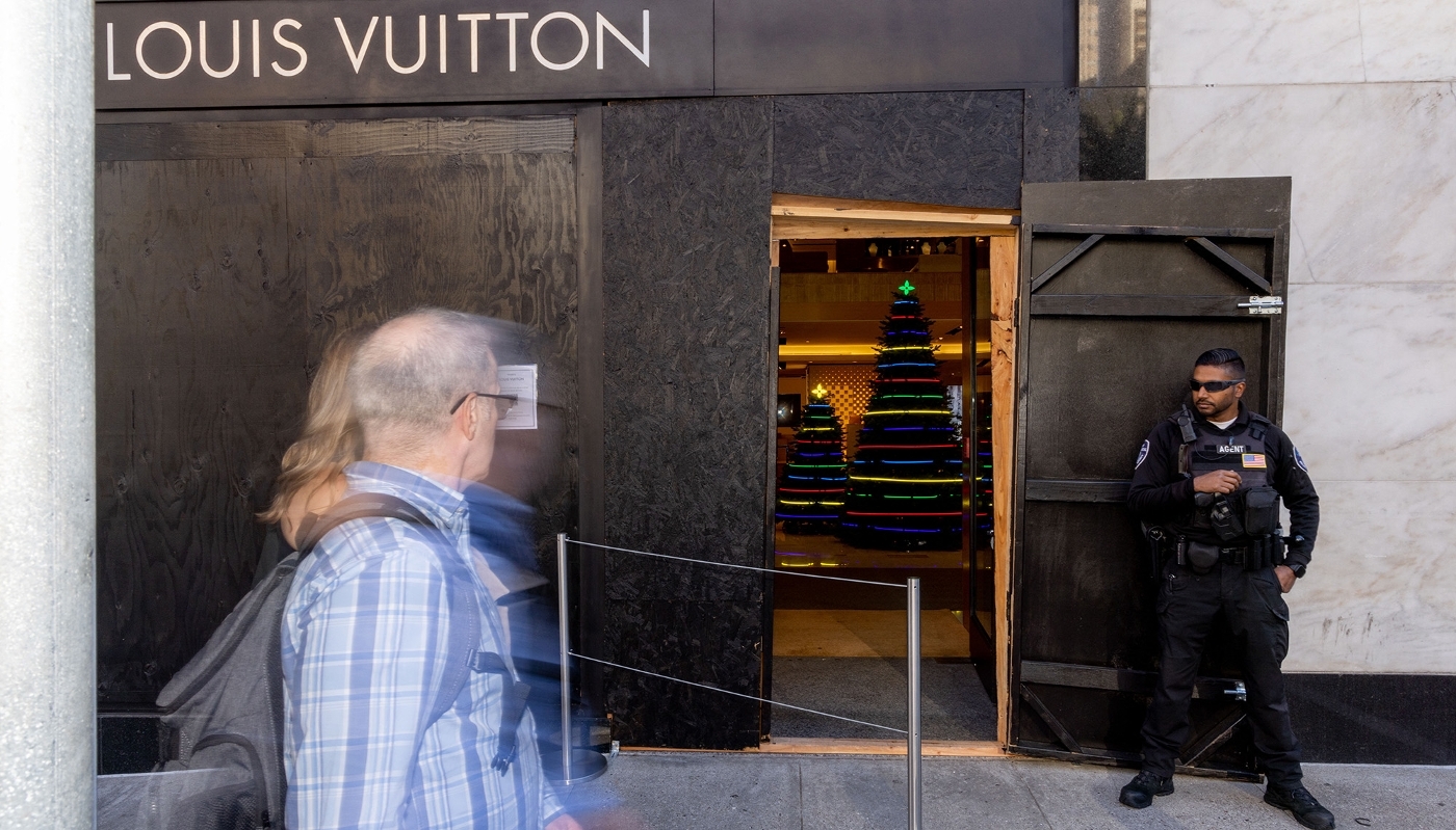 Un agent de sécurité surveille l'entrée d'une boutique Louis Vuitton près d'Union Square, le 30 novembre 2021 à San Francisco, en Californie.