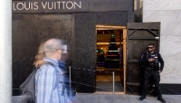 Un agent de sécurité surveille l'entrée d'une boutique Louis Vuitton près d'Union Square, le 30 novembre 2021 à San Francisco, en Californie.