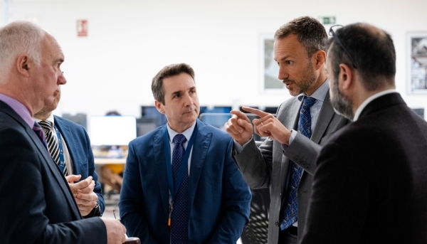Louis Tillier, alors directeur adjoint du SatCen, lors d'une visite de Seán White, de l'état-major de l'UE.