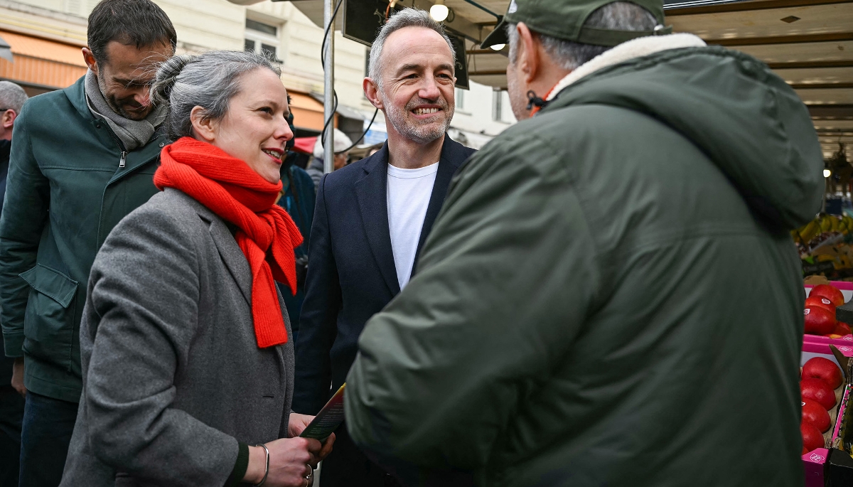 Le candidat socialiste à la mairie de Paris, Emmanuel Grégoire (au centre), en compagnie de Lucie Castets, qui fait partie des nombreux hauts fonctionnaires présents sur les listes en vue des municipales.