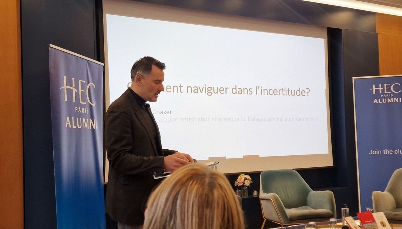 Ludovic Chaker, lors d'une intervention auprès des anciens élèves de HEC.