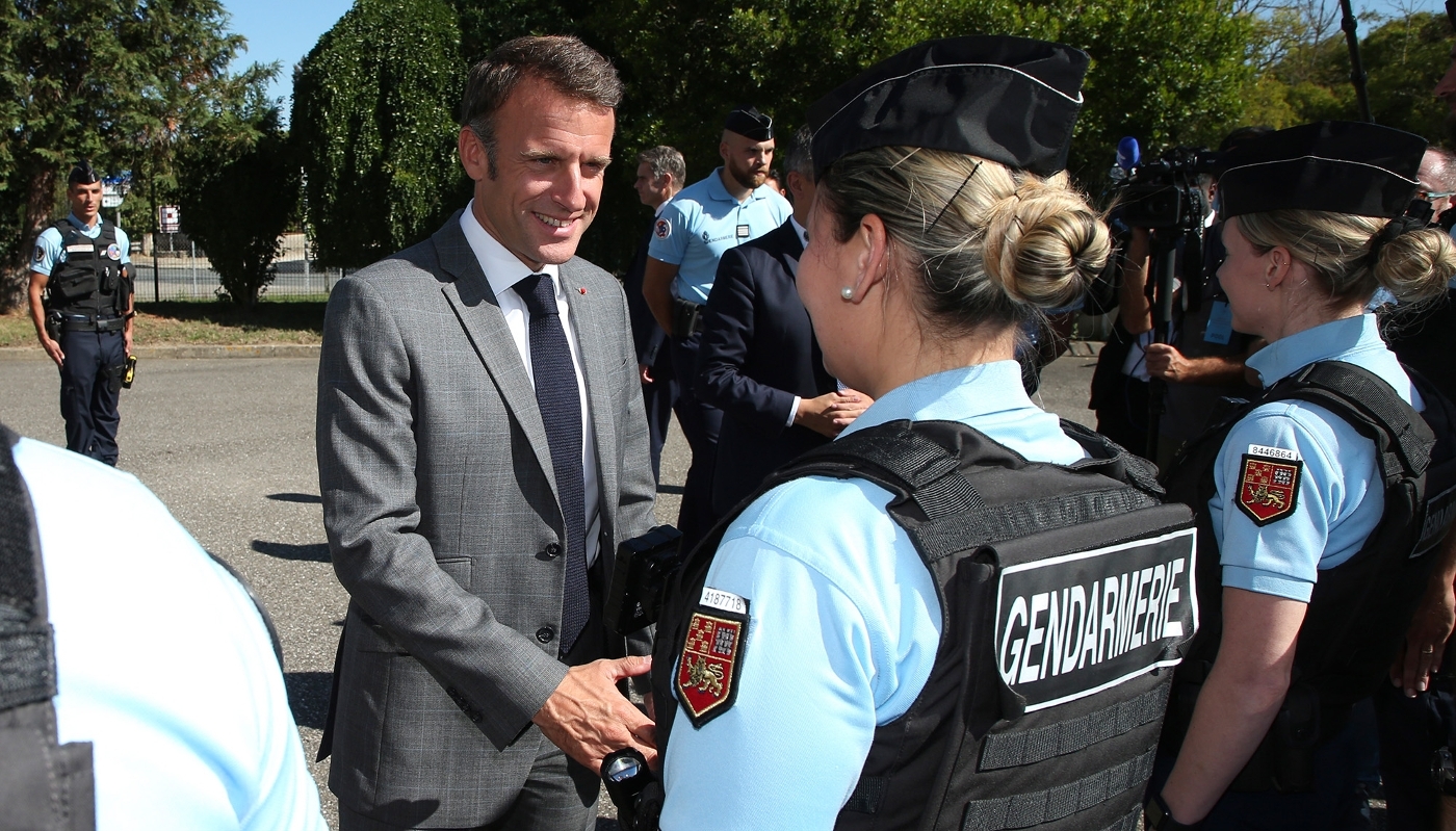 Emmanuel Macron dans une brigade de gendarmerie à Damazan, lors de son déplacement dans le Lot-et-Garonne, le 2 octobre 2023, lorsqu'il a annoncé la création de plus de 200 brigades.