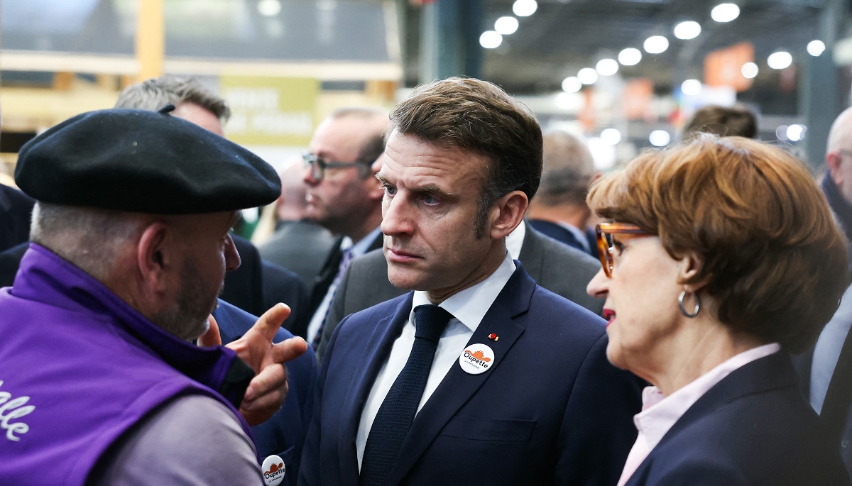 Emmanuel Macron et Annie Genevard, ministre de l'agriculture et de la souveraineté alimentaire, au Salon de l'agriculture, à Paris, le 22 février 2025. 